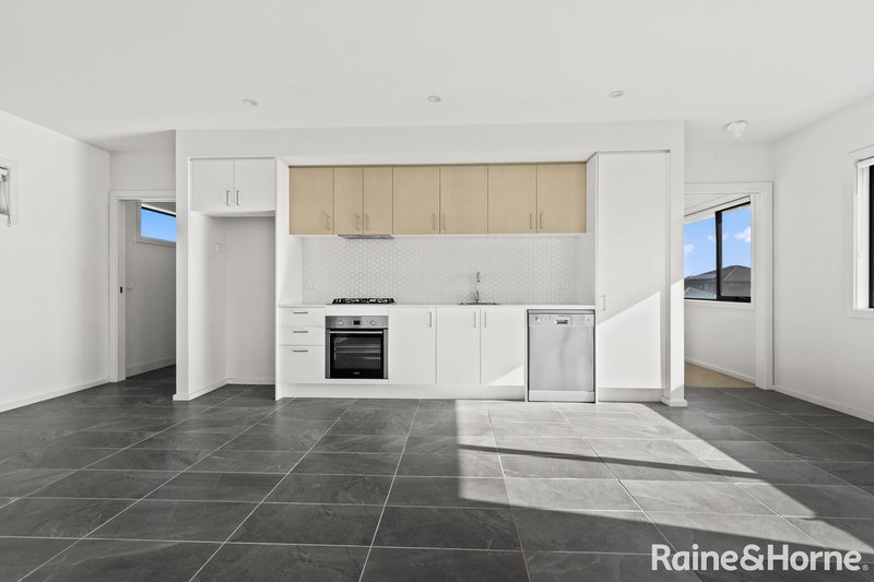 Photo - 2/9 Water Fern Grove, Greenvale VIC 3059 - Image 4