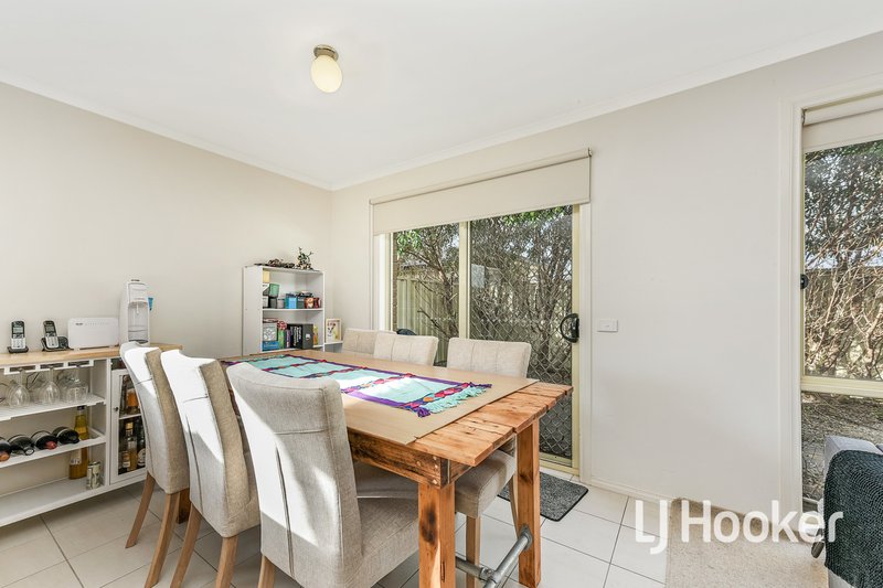 Photo - 29 Webster Way, Pakenham VIC 3810 - Image 4