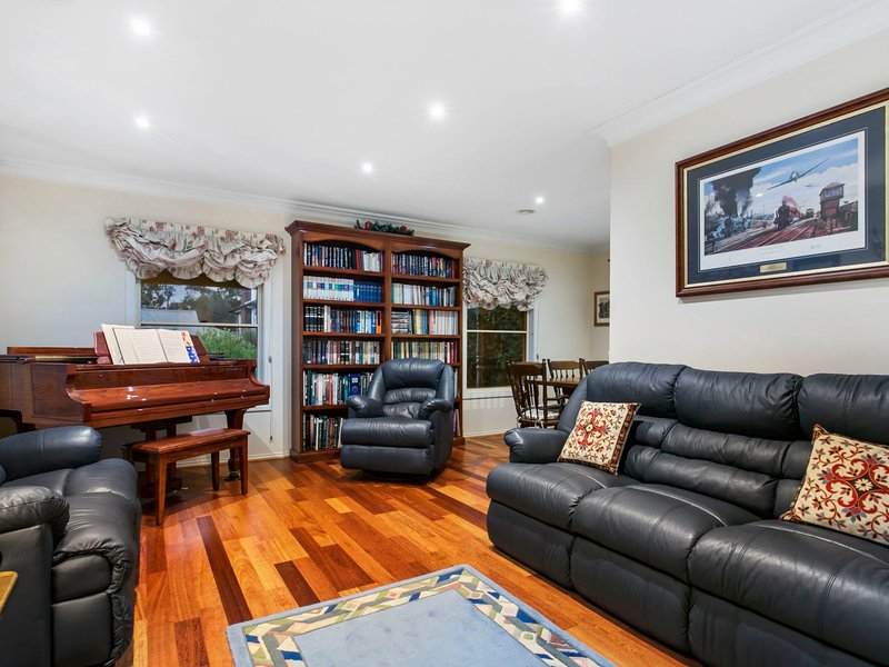 Photo - 29 Willslie Crescent, Berwick VIC 3806 - Image 2