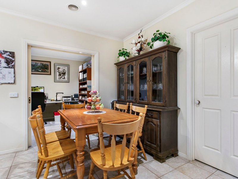 Photo - 29 Willslie Crescent, Berwick VIC 3806 - Image 7