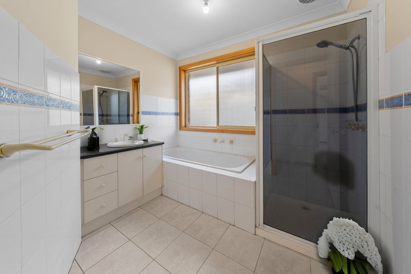 Photo - 29 Wyperfeld Circuit, Caroline Springs VIC 3023 - Image 10