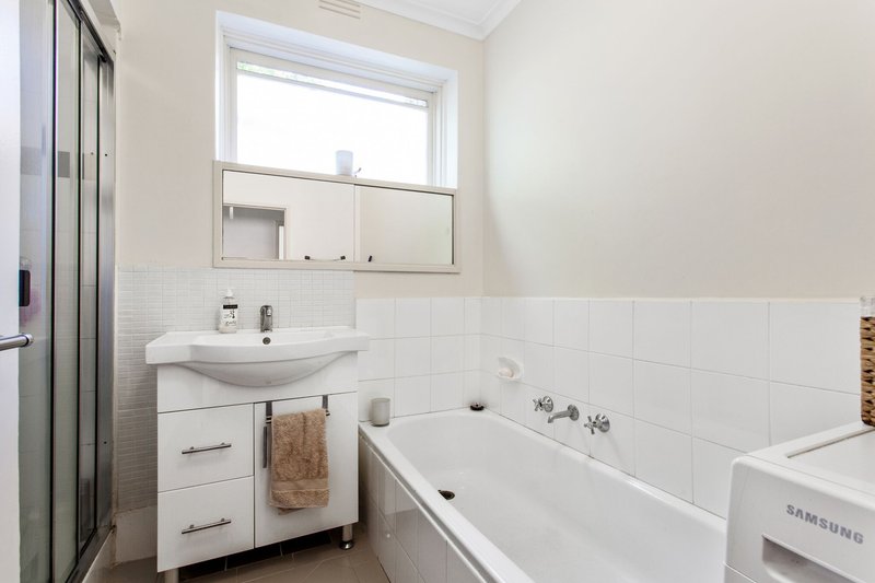 Photo - 2/9 Wyuna Road, Caulfield North VIC 3161 - Image 10