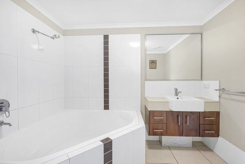 Photo - 29/1-15 Robson Street, Mooroobool QLD 4870 - Image 9