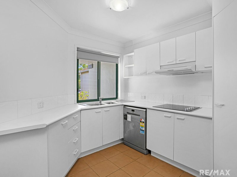 Photo - 2/91a Heeb Street (Benowa Lodge 4) , Ashmore QLD 4214 - Image 4