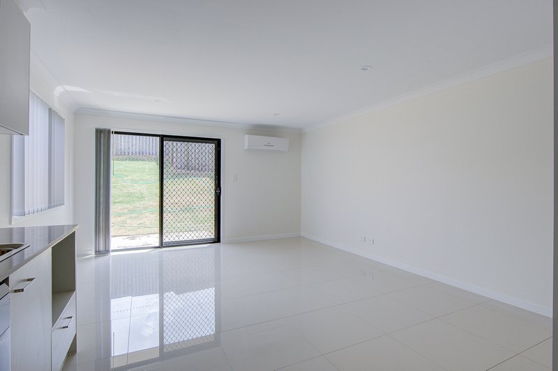 Photo - 2/92 Peppertree Drive, Holmview QLD 4207 - Image 3