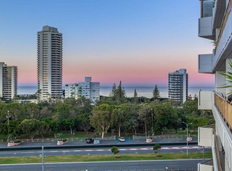 Photo - 29/20 Commodore Drive, Surfers Paradise QLD 4217 - Image 3