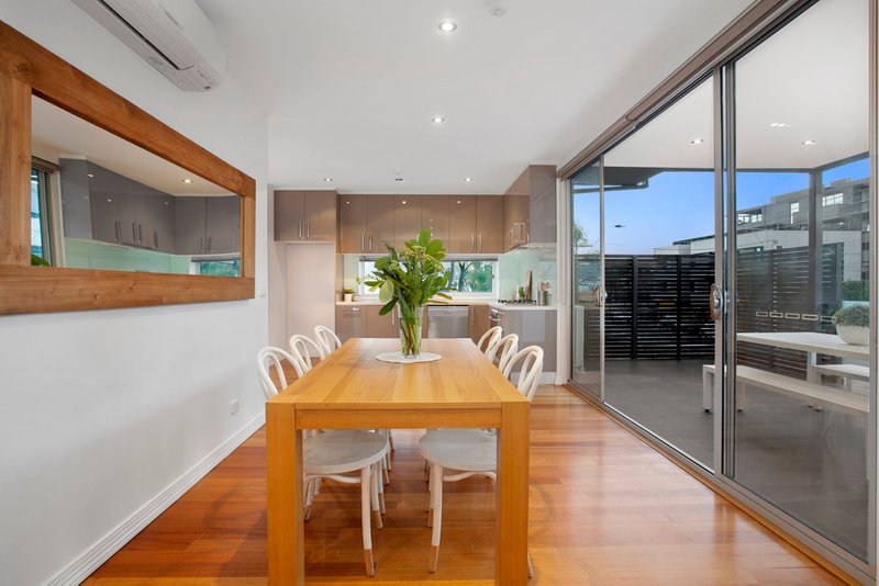 Photo - 2/93 Carlisle Street, St Kilda VIC 3182 - Image 3