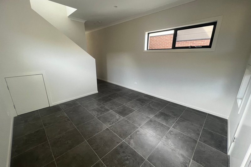 Photo - 2/98 Paperbark Street, Doveton VIC 3177 - Image 4