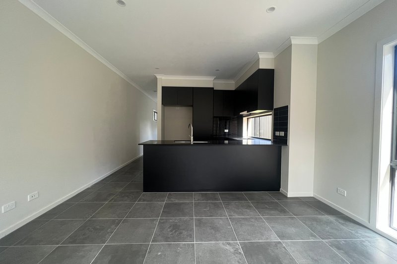 Photo - 2/98 Paperbark Street, Doveton VIC 3177 - Image 6