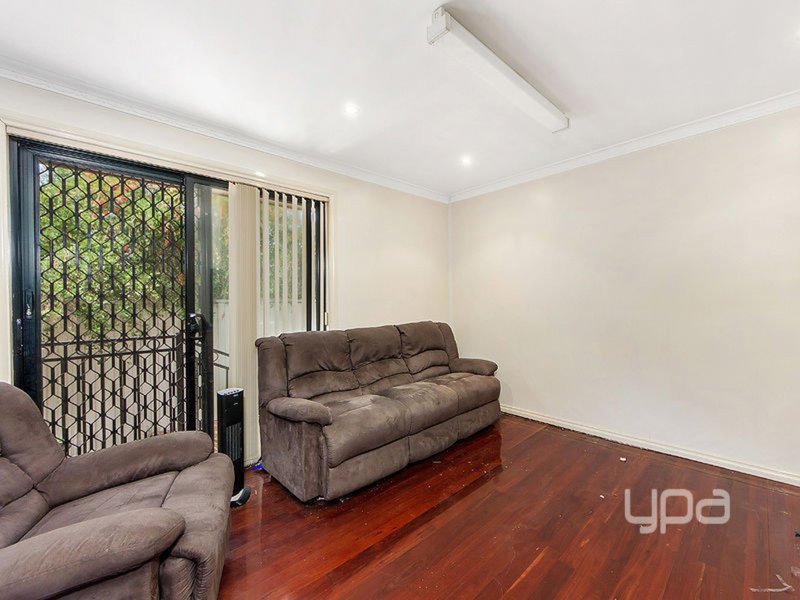 Photo - 2/98 View Street, St Albans VIC 3021 - Image 2