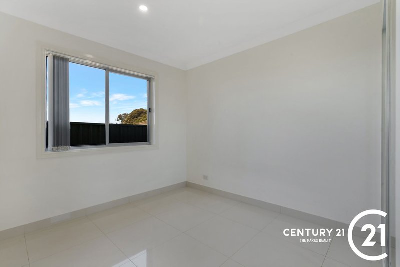 Photo - 29a Tuncurry Street, Bossley Park NSW 2176 - Image 5