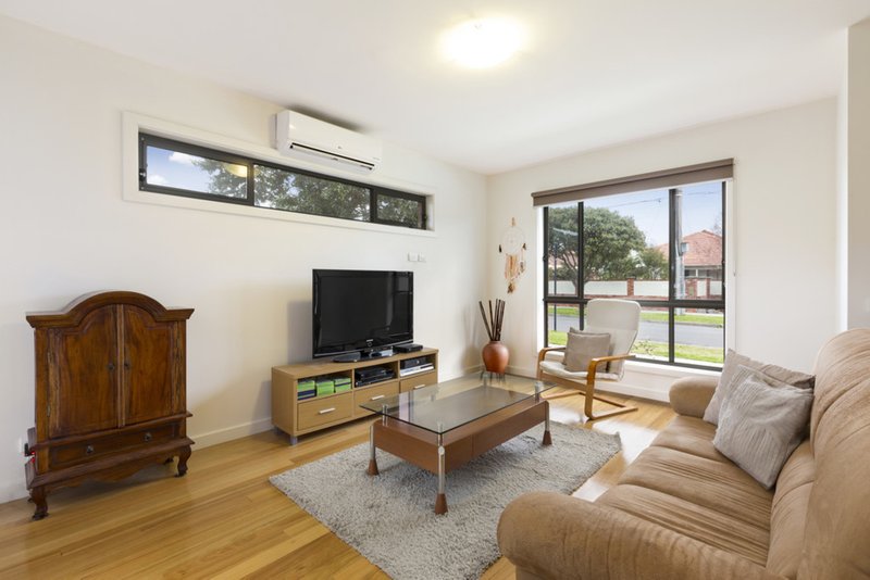 Photo - 2B Clarendon Avenue, Oakleigh South VIC 3167 - Image 2