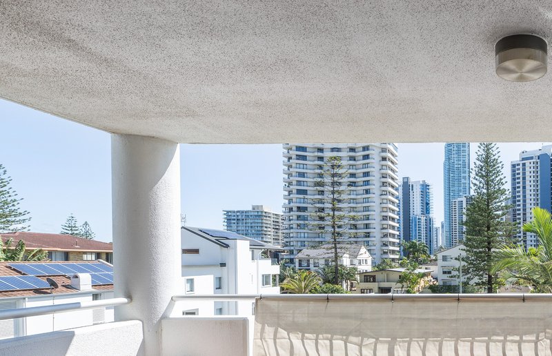 Photo - 2B/7 Fern Street, Surfers Paradise QLD 4217 - Image 4