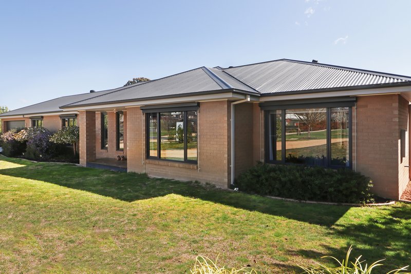 Photo - 3 Acacia Close, Mansfield VIC 3722 - Image 3