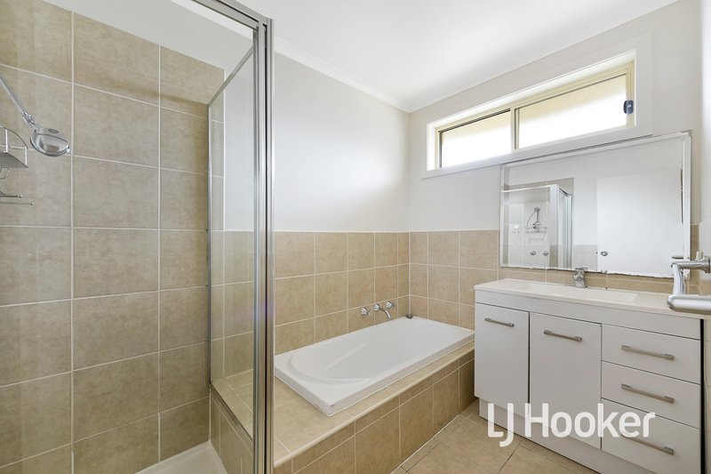 Photo - 3 Agathea Court, Frankston North VIC 3200 - Image 7