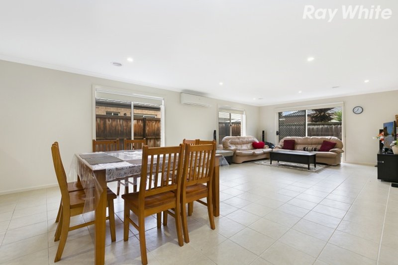 Photo - 3 Albany Crescent, Pakenham VIC 3810 - Image 3