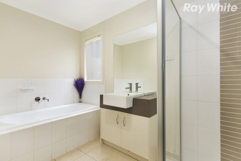 Photo - 3 Albany Crescent, Pakenham VIC 3810 - Image 9