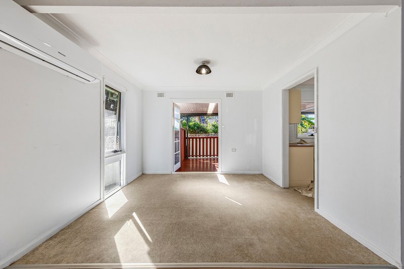 Photo - 3 and 3a Gossamer Place, Macquarie Fields NSW 2564 - Image 4