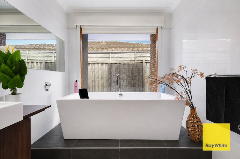 Photo - 3 Arnolds Creek Boulevard, Harkness VIC 3337 - Image 13