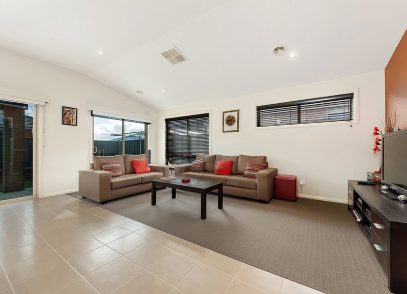 Photo - 3 Ashgrove Drive, Deer Park VIC 3023 - Image 4