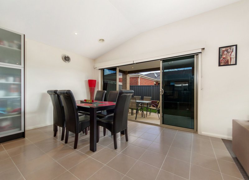 Photo - 3 Ashgrove Drive, Deer Park VIC 3023 - Image 5