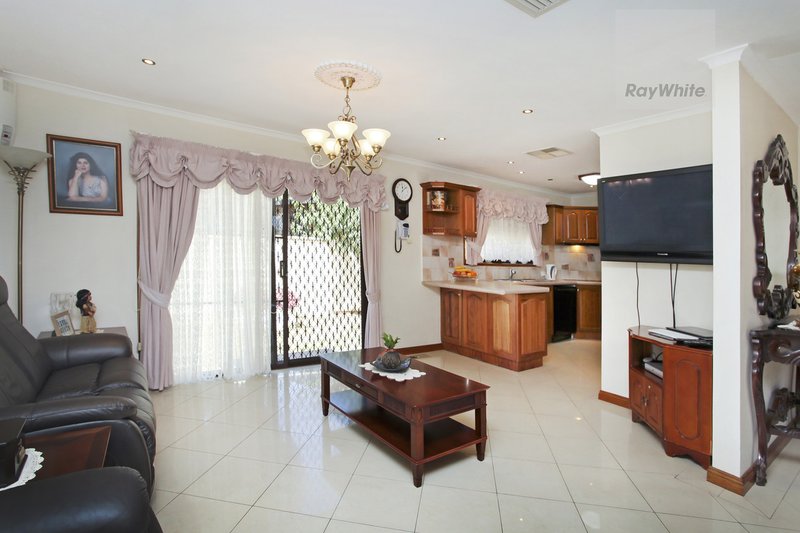 Photo - 3 Bede Court, Gladstone Park VIC 3043 - Image 5