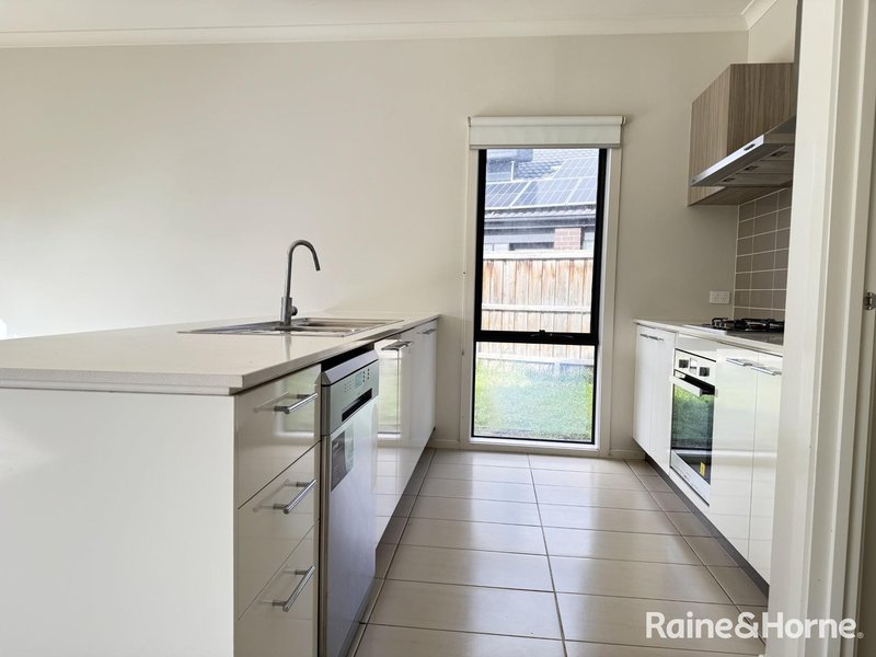 Photo - 3 Beehive Drive, Williams Landing VIC 3027 - Image 2