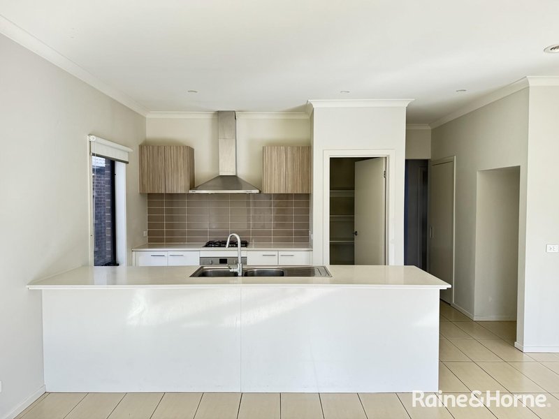 Photo - 3 Beehive Drive, Williams Landing VIC 3027 - Image 3