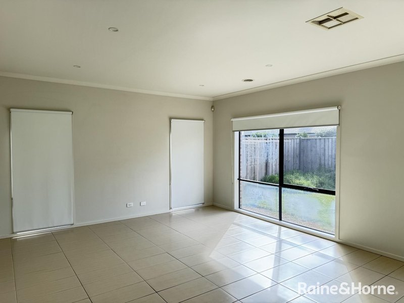 Photo - 3 Beehive Drive, Williams Landing VIC 3027 - Image 4