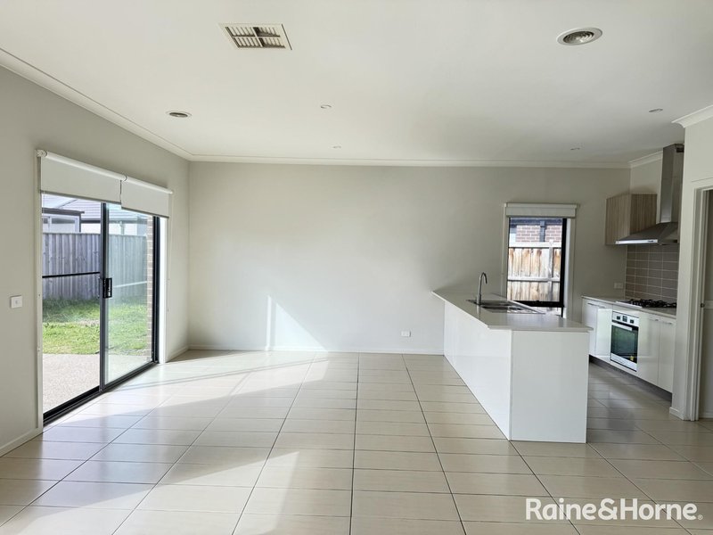 Photo - 3 Beehive Drive, Williams Landing VIC 3027 - Image 5