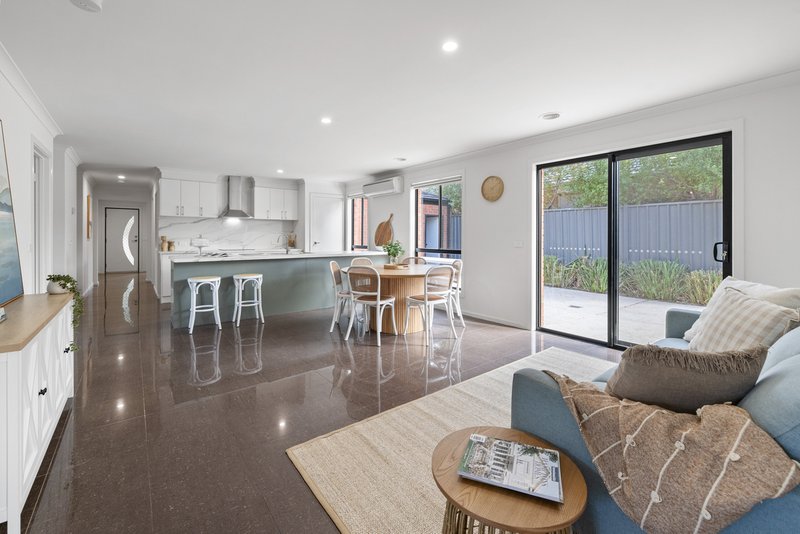 Photo - 3 Bellfield Court, Manor Lakes VIC 3024 - Image 5