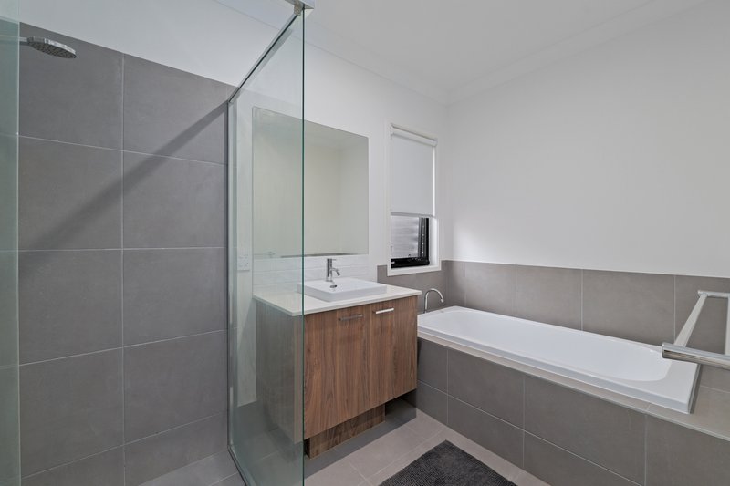 Photo - 3 Benjamen Crescent, Nirimba QLD 4551 - Image 18