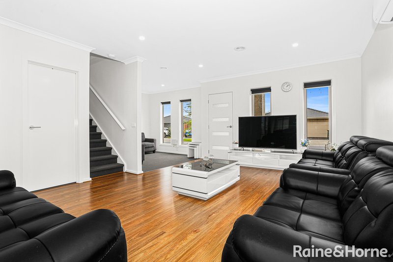 Photo - 3 Bentham Street, Roxburgh Park VIC 3064 - Image 3