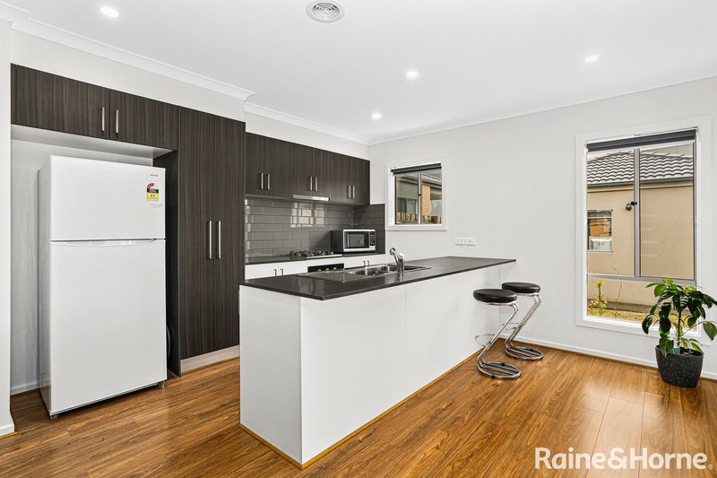 Photo - 3 Bentham Street, Roxburgh Park VIC 3064 - Image 4