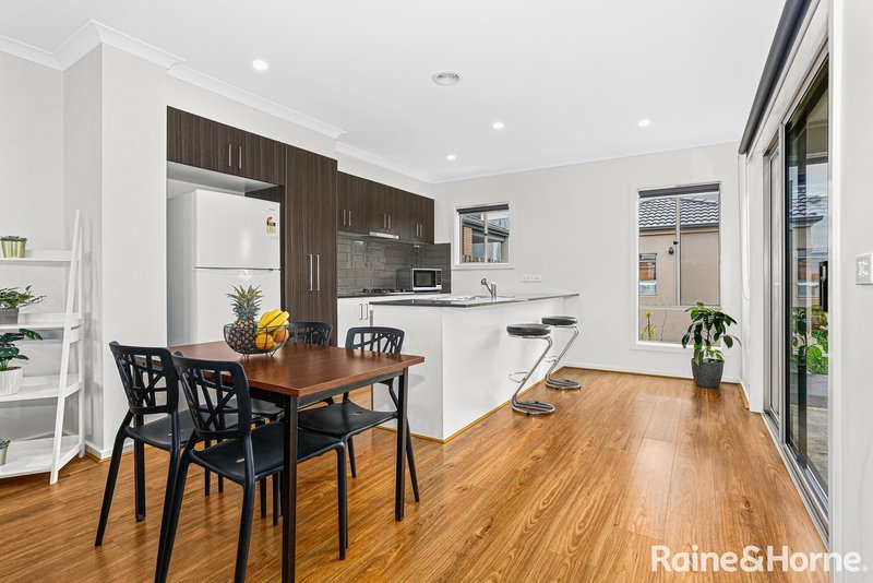 Photo - 3 Bentham Street, Roxburgh Park VIC 3064 - Image 6