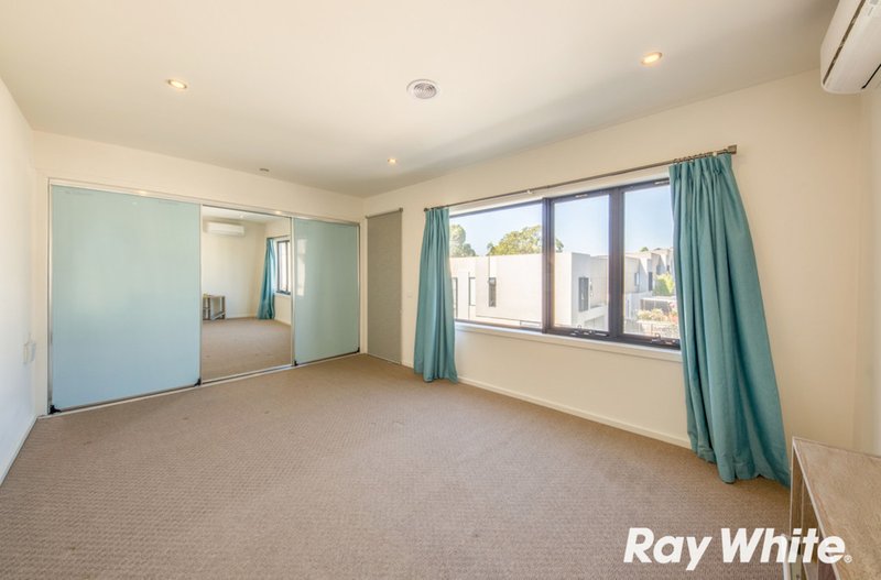 Photo - 3 Berry Yung Avenue, Burwood VIC 3125 - Image 5