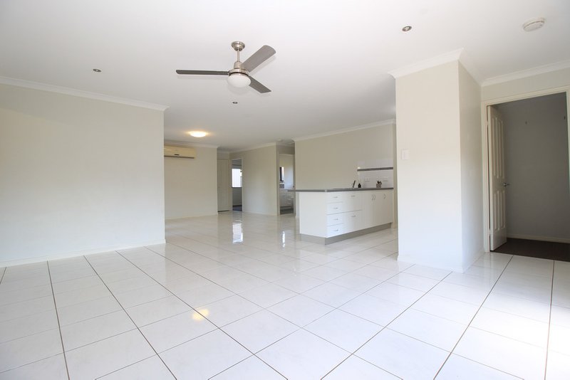 Photo - 3 Berthun Street, Emerald QLD 4720 - Image 3