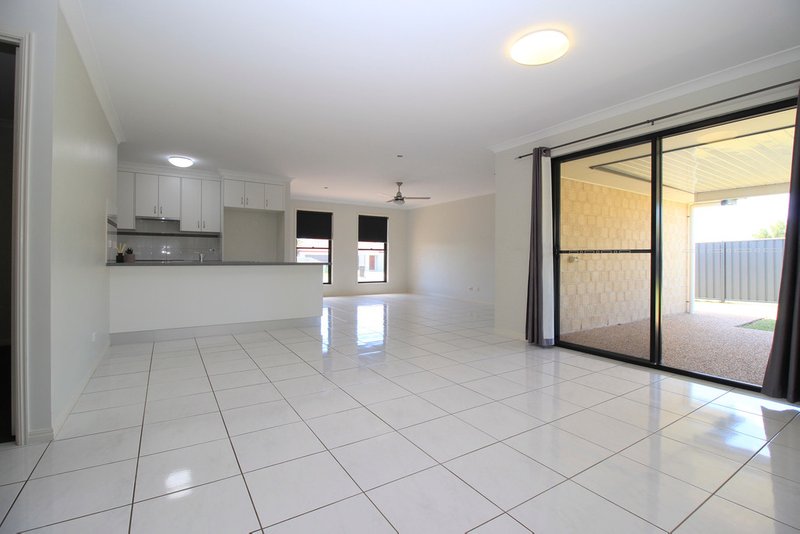 Photo - 3 Berthun Street, Emerald QLD 4720 - Image 6