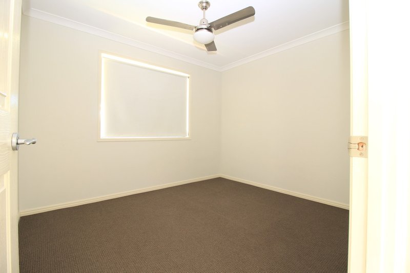 Photo - 3 Berthun Street, Emerald QLD 4720 - Image 13