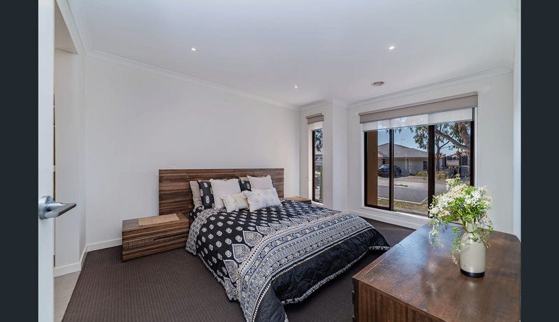 Photo - 3 Beveridge Drive, Roxburgh Park VIC 3064 - Image 2