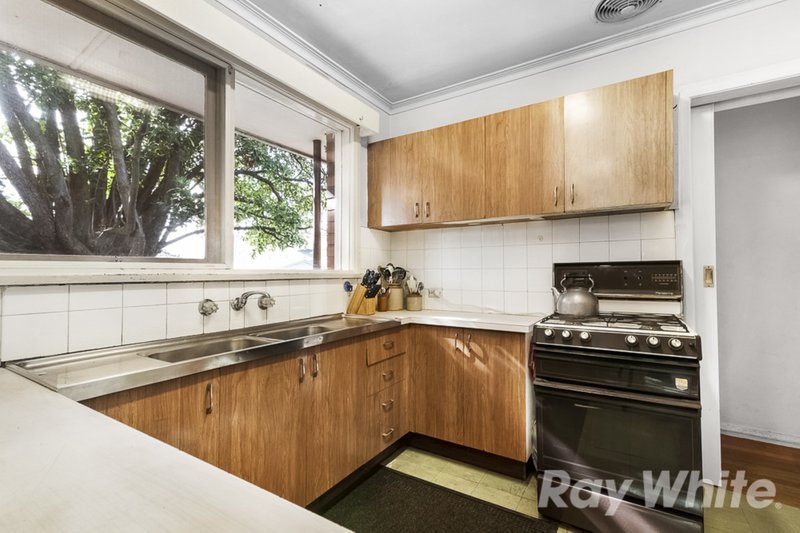 Photo - 3 Boriska Court, Glen Waverley VIC 3150 - Image 2