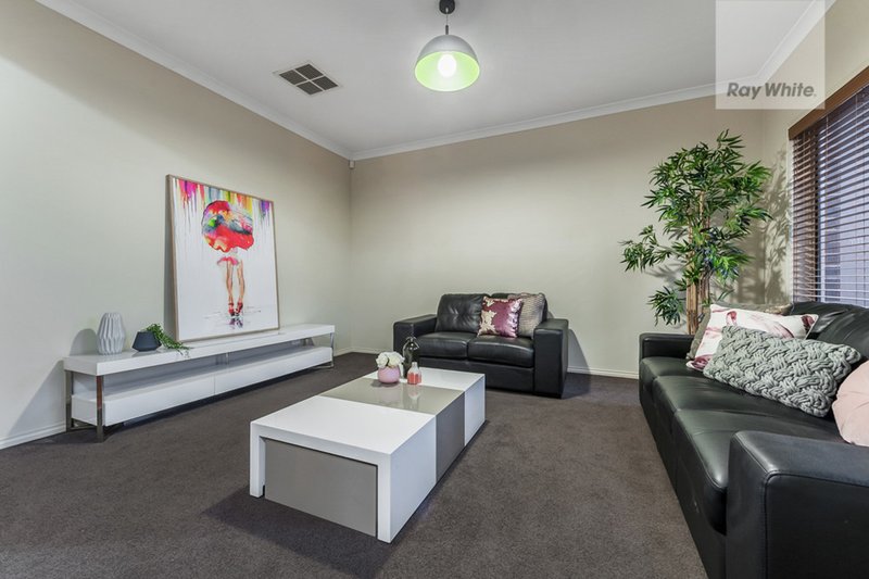 Photo - 3 Bottlebrush Road, Craigieburn VIC 3064 - Image 4