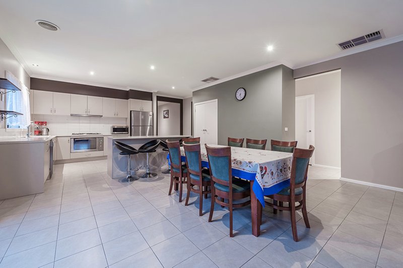 Photo - 3 Brixton Place, Craigieburn VIC 3064 - Image 4