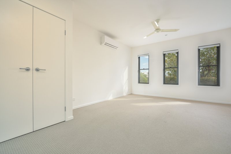 Photo - 3 Broadwater Place, New Auckland QLD 4680 - Image 7