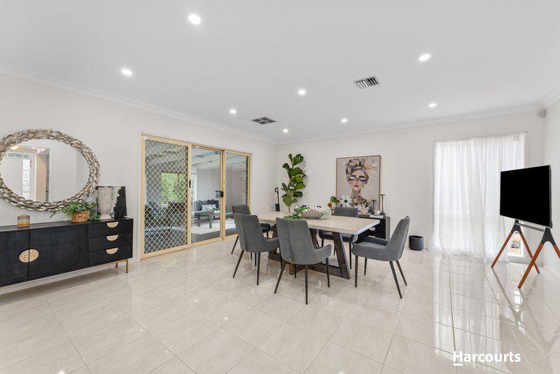 Photo - 3 Brooklyn Bay Close, Rowville VIC 3178 - Image 9