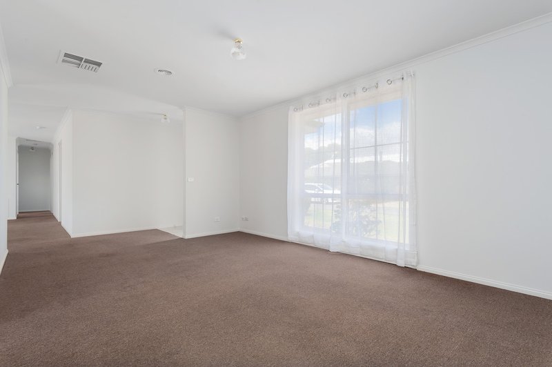 Photo - 3 Capri Court, Pakenham VIC 3810 - Image 3