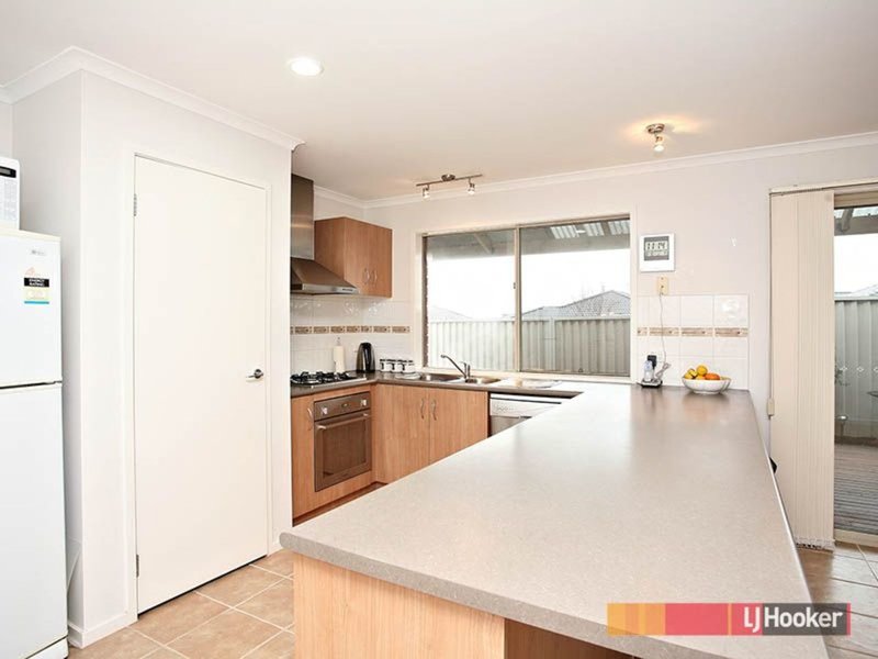 Photo - 3 Cardiff Grove, Cranbourne East VIC 3977 - Image 2