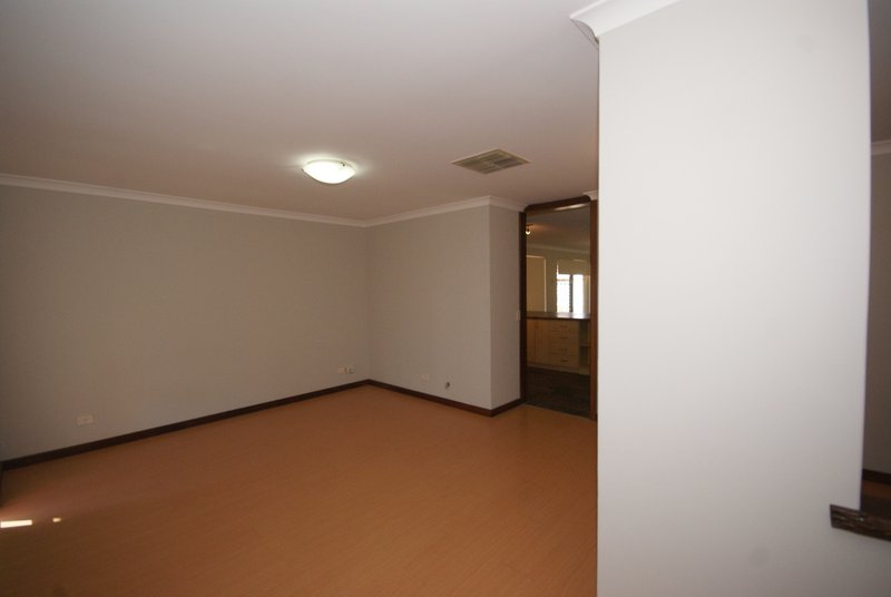 Photo - 3 Caryota Court, Warnbro WA 6169 - Image 2