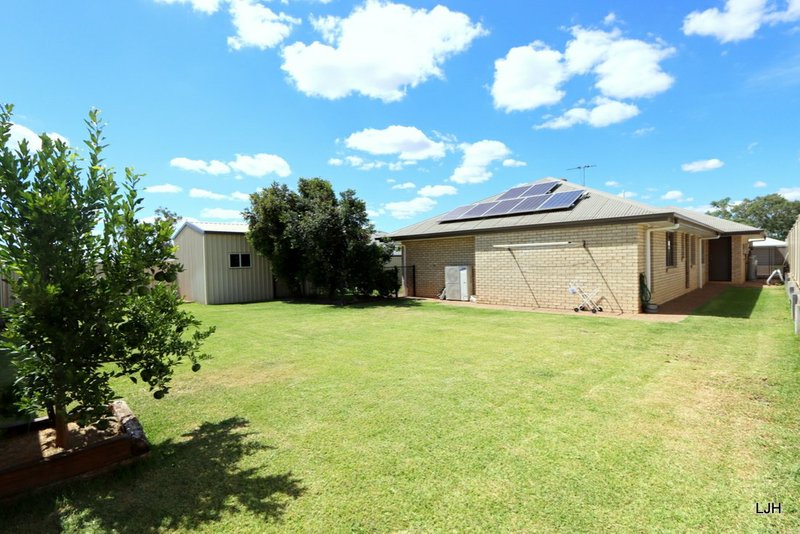 Photo - 3 Caulfield Place, Emerald QLD 4720 - Image 2