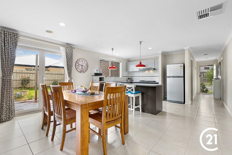 Photo - 3 Cerreto Mews, Pakenham VIC 3810 - Image 5